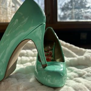 Madden Girl Patent Leather Pumps in Cyan/Mint, Size 6.5W
